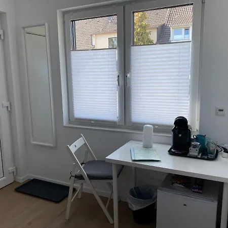 Messezimmer Nahe Der Duesseldorfer Messe Mit Eigenem Eingang Und Gratis Minibar 招待所