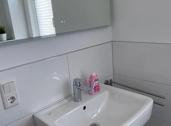 Messezimmer Nahe Der Duesseldorfer Messe Mit Eigenem Eingang Und Gratis Minibar Affittacamere Düsseldorf