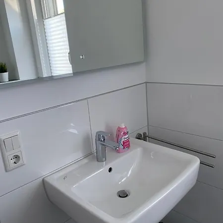 Messezimmer Nahe Der Duesseldorfer Messe Mit Eigenem Eingang Und Gratis Minibar Guest house Dusseldorf